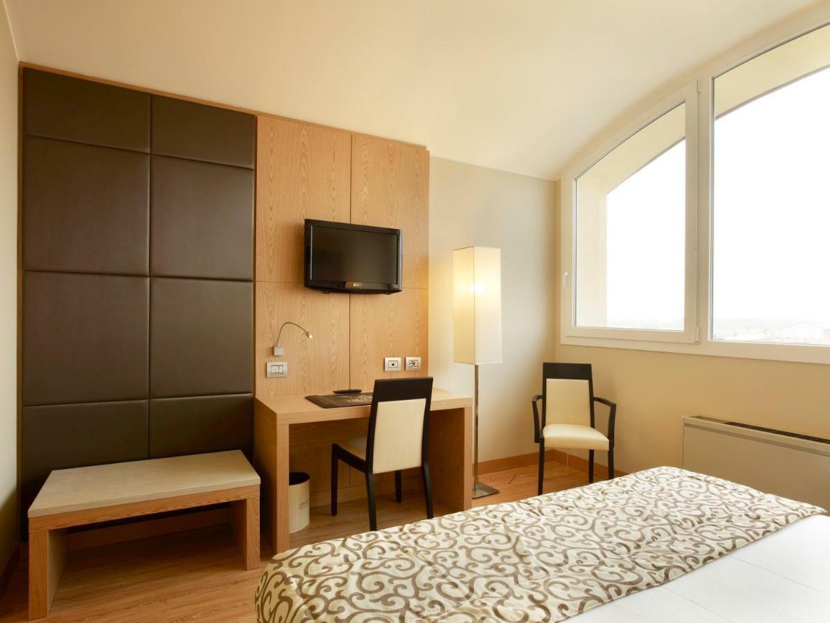 Virginia Palace Hotel 가르바냐테밀라네스 외부 사진